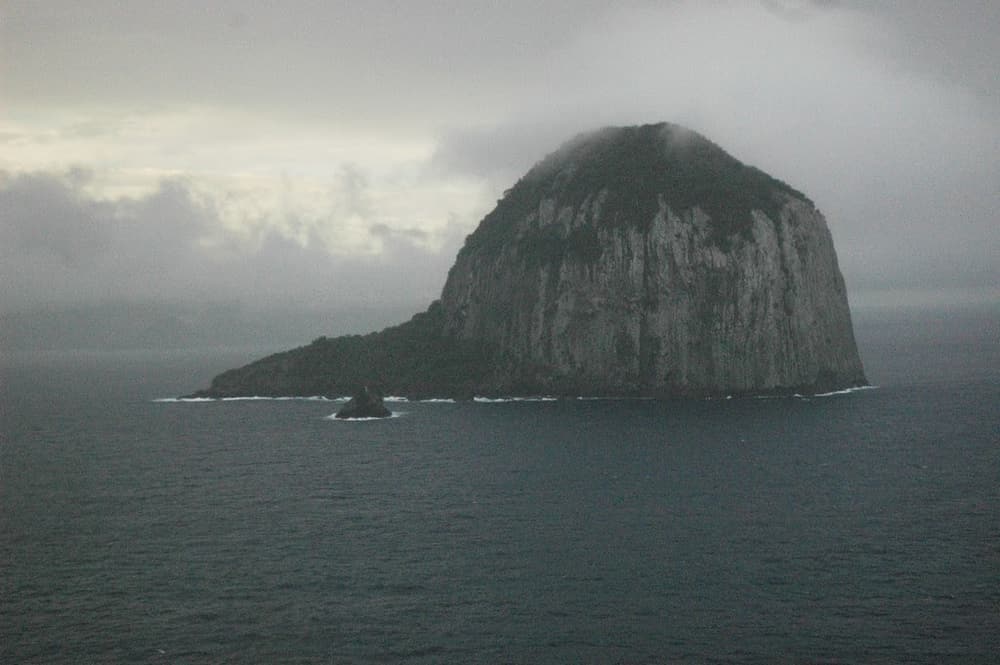 Ilhéu ao largo da costa de São Tomé e Príncipe