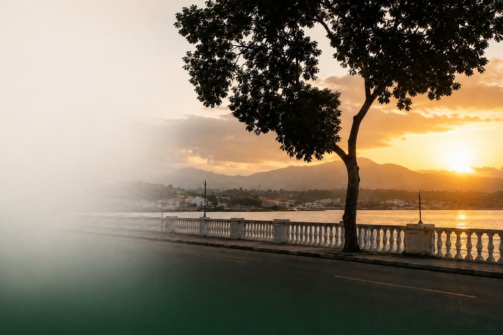 Marginal de São Tomé ao pôr do sol